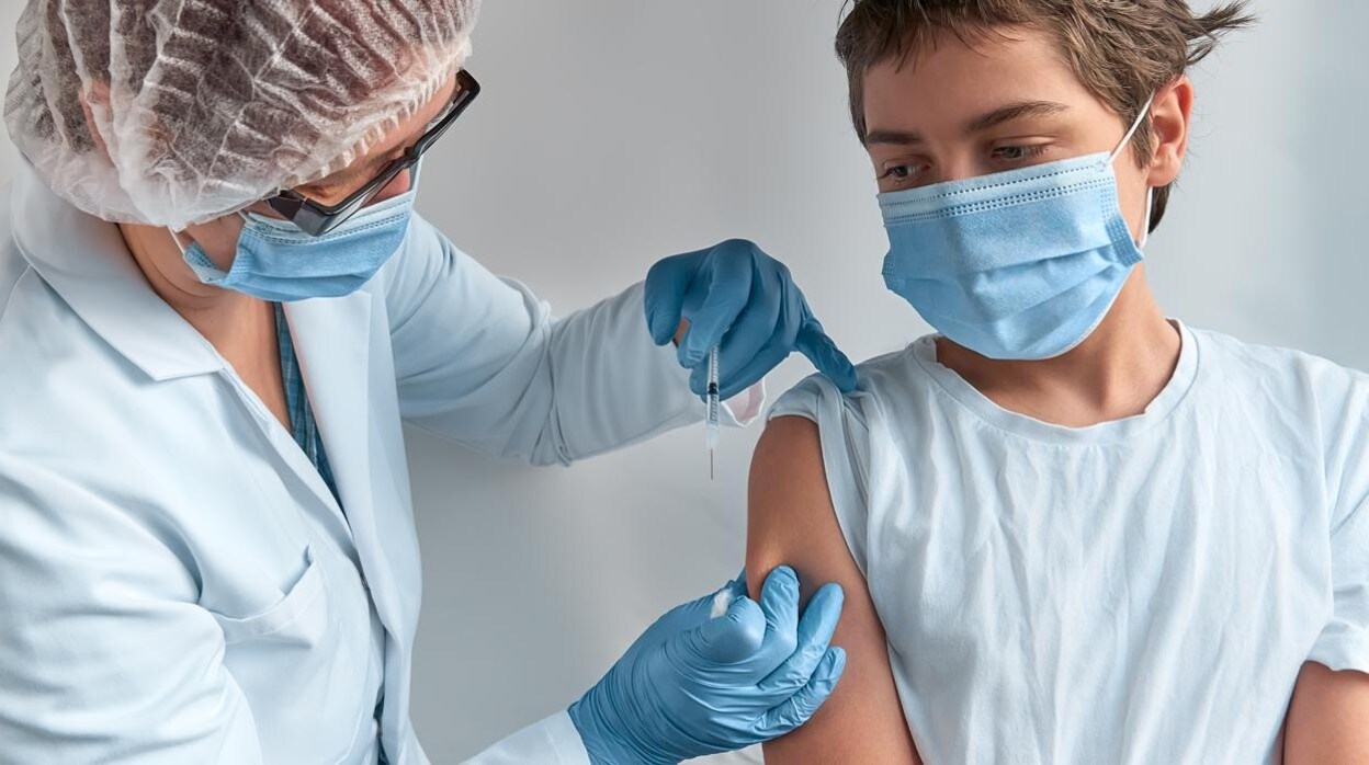 ¿Qué pasa si mi expareja se niega a vacunar a mi hijo?