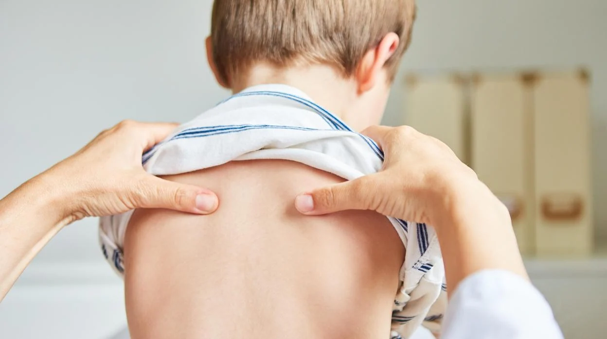 Dolor de espalda, una de las dolencias más frecuentes que se producen entre  los escolares