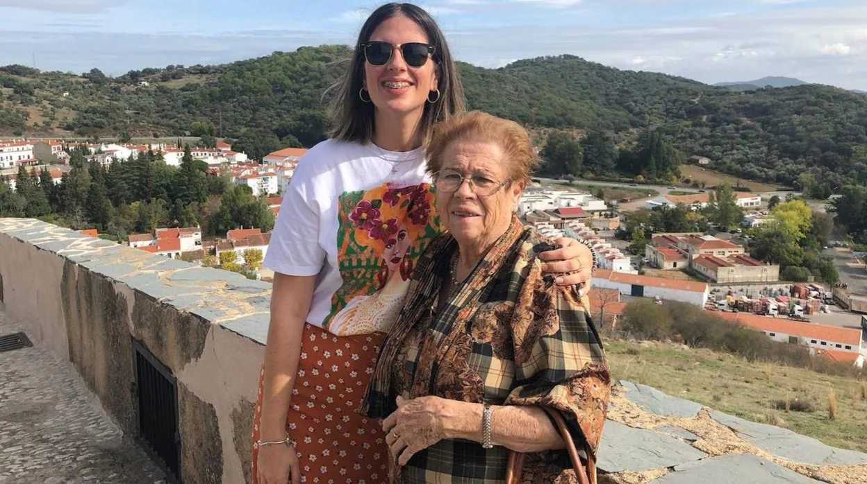 Tamara junto a su abuela Cándida en su pueblo natal, Aracena