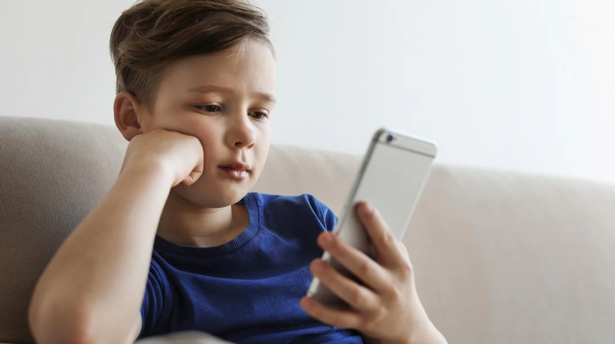Cuatro maneras de ayudar a los menores a reconocer una noticia falsa