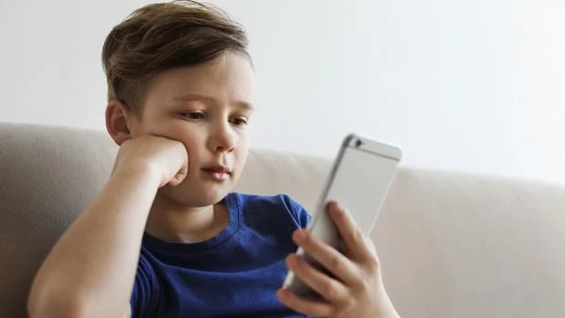 Cuatro maneras de ayudar a los menores a reconocer una noticia falsa