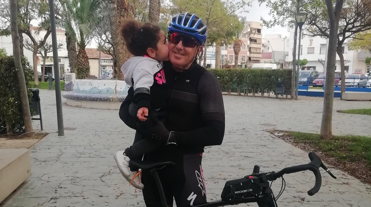 África dándole un besos a Ángel Domenech