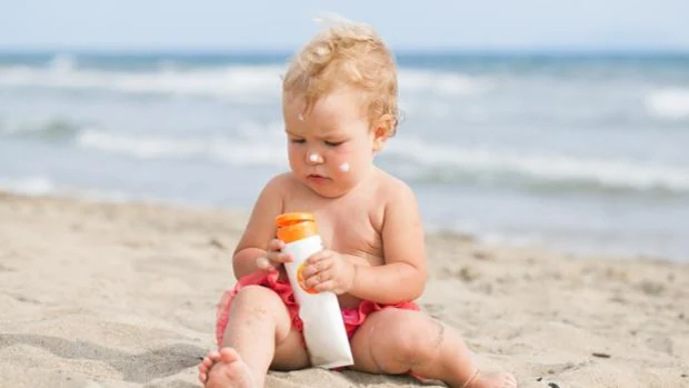 A partir de qué edad puede estar tu hijo al sol y por qué no debes ponerle tu crema