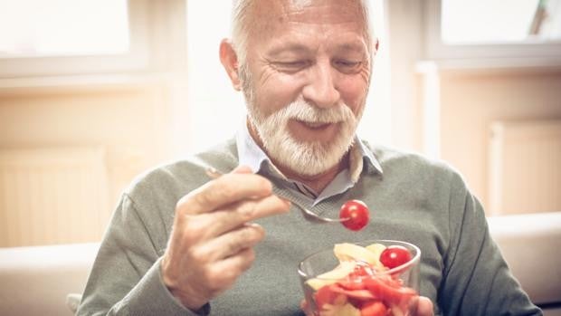 Una experta en nutrición advierte de lo que debes dar de comer (y lo que no) a los mayores durante el verano