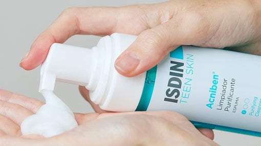 Gel limpiador facial: la solución definitiva para lucir una piel radiante a diario