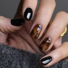 La aplicación de una base, dos capas de esmalte y una top coat garantiza una durabilidad mayor.