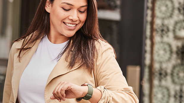 plato Parche gorra Fitbit Versa 2, el smartwatch de mujer más vendido de Amazon con un 45% de