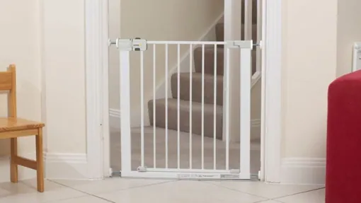 Una buena idea: barrera y puerta de seguridad para escaleras con un palé