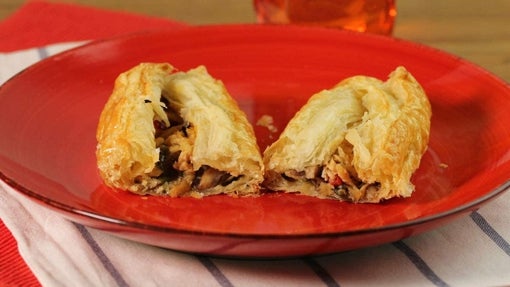 Lomos de atún sobre plato rojo