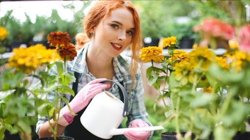 Mujer regando plantas