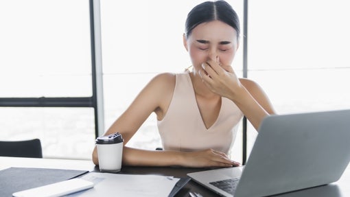 Mujer en oficina sin chaqueta