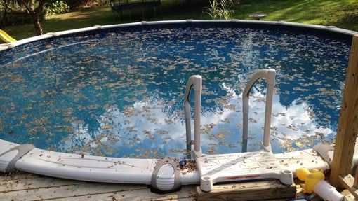 Piscina enturbiada por el tiempo