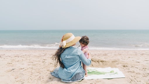Mamá con bebé en la playa