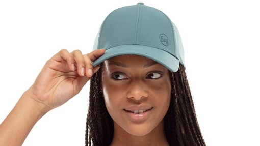 La gorra más 'cool' de esta temporada es sostenible y la puedes encontrar  en BUFF® por un precio muy asequible