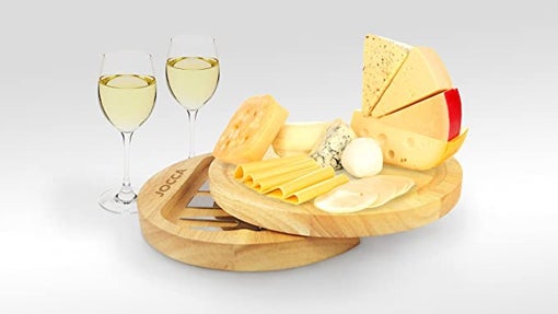 Tabla de quesos y dos copas de champán