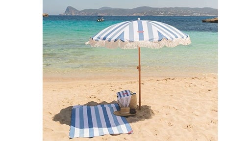 Conjunto de toalla y sombrilla en la playa