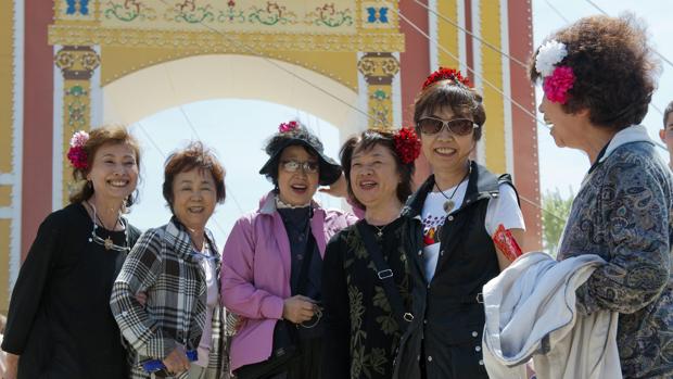 Un grupo de turistas orientales, ante la portada