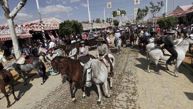 Paseo de caballos por el Real de la Feria