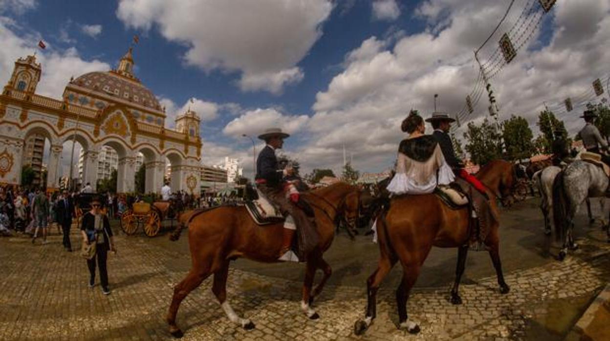 Caballistas en la calle Antonio Bienvenida, ante la portada de Feria