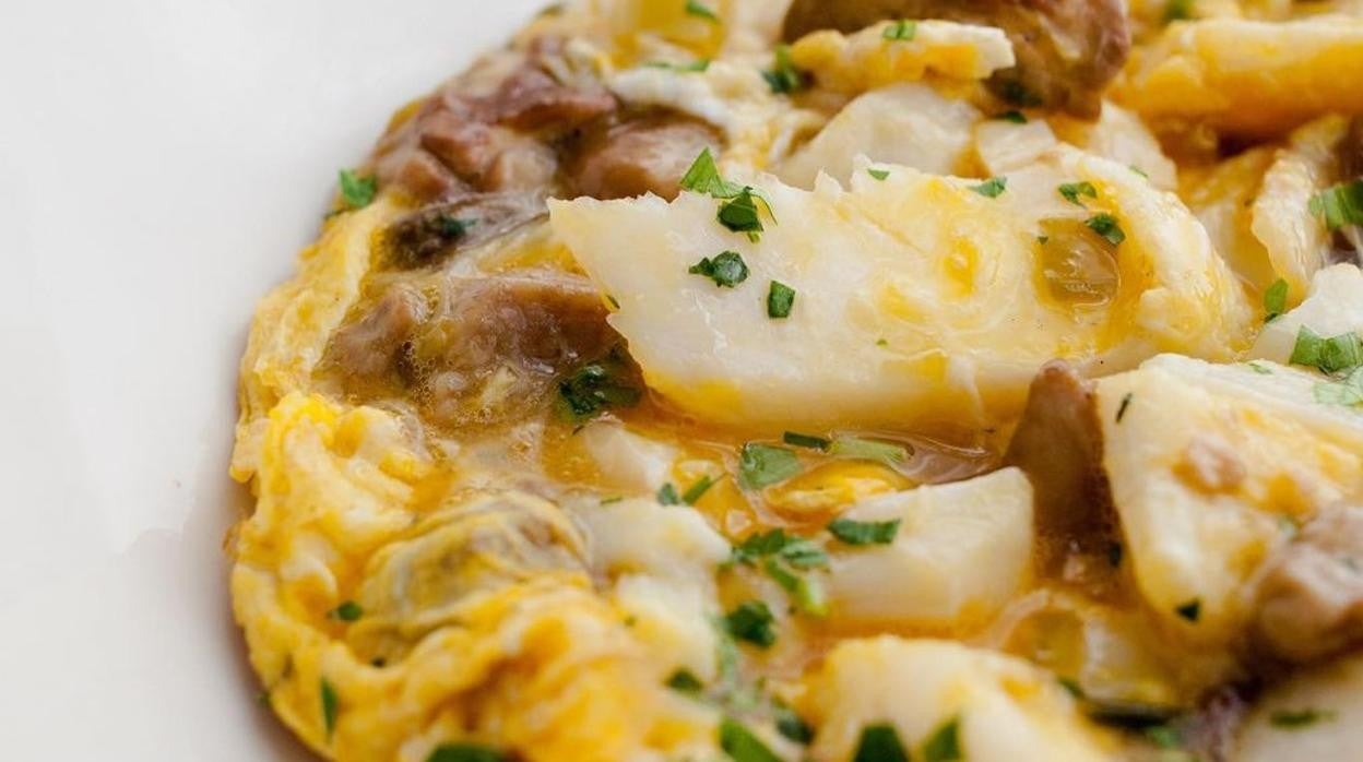 Tortilla al suelo, con bacalao, ajetes y boletus