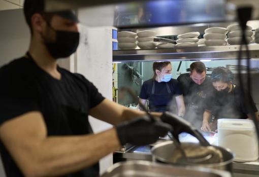 Aurelio Morales, al fondo, ordenando ideas sobre los menús que servirá en la reapertura de CEBO