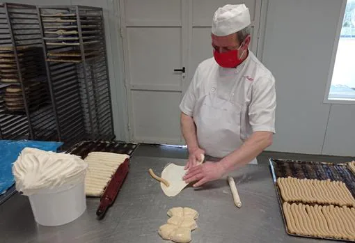 Uno de los pasteleros de Mallorca haciendo torteles rellenos de mazapán