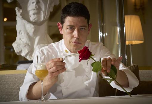 Ricard Tobella, en el Hotel Mandarin Oriental Ritz de Madrid, con el célebre 'snack' de la 'rosa de pétalos de manzana y champagne' de Quique Dacosta