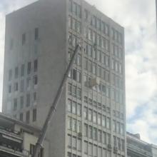 Montaje de una cocina en la planta doce de un edificio de la calle de María de Molina, en Madrid