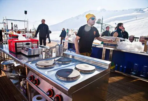 Montaje de cocinas de Kitchen Consult en la estación de esquí de Formigal para MasterChef