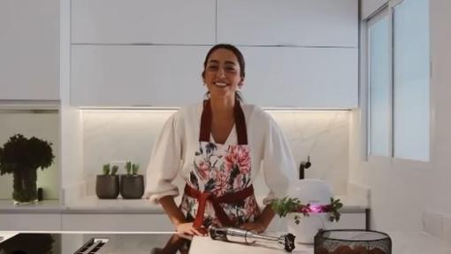 Ana Iglesias, en uno de los vídeos de cocina que comparte con sus seguidores en Instagram