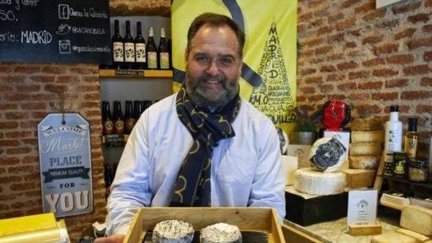 Juan Luis Royuela, propietario de la quesería La Cabezuela, dentro de las rutas del queso recogidas en esta nueva guía
