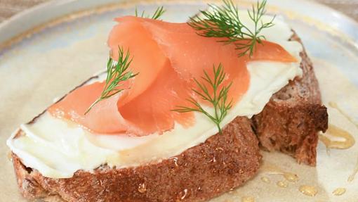 Tosta de salmón, queso, eneldo y miel