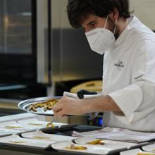 El chef Álvaro Verdú, durante la preparación del menú que acompañó la cata de cervezas Mahou en ABC