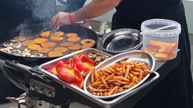 Los trucos de 'Barbacoaman' para hacer una barbacoa perfecta solo con vegetales