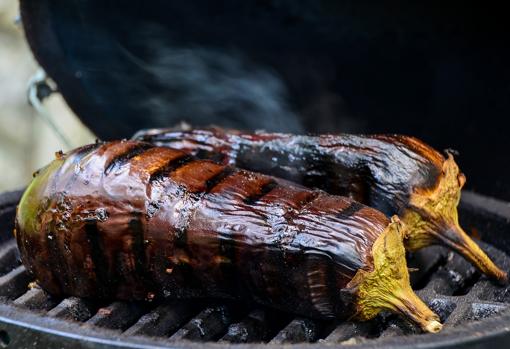 Berenjenas asadas en la barbacoa