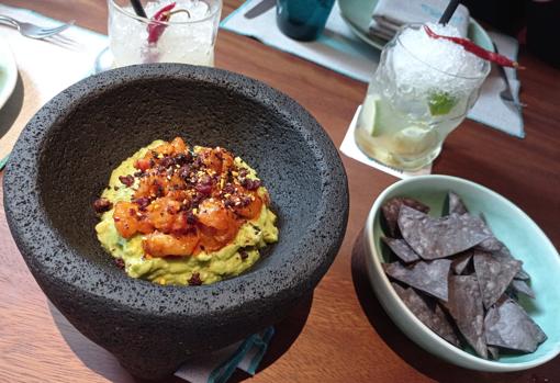 Guacamole y cóctel 'Margarita MX' con chile jalapeño en Barracuda MX