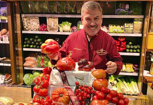 Luis Pacheco muestra diferentes variedades en su tienda Gold Gourmet