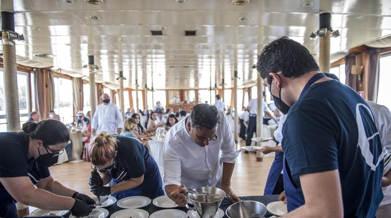 Ángel León y su equipo cocinando en la primera joranda del Encuentro de los Mares