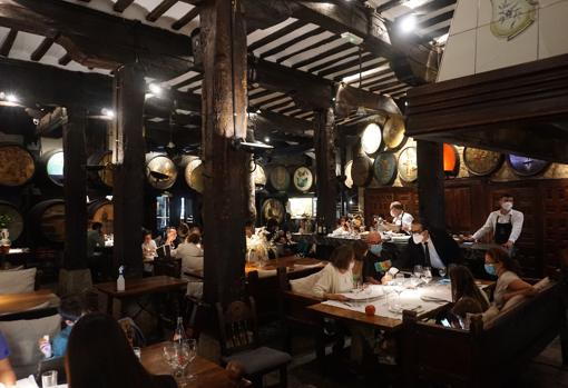 Sala del restaurante Bodega del Riojano, en Santander, con sus paredes repletas de tapas de cubas de vino pintadas por decenas de artistas de todo el planeta que conforman el Museo Redondo