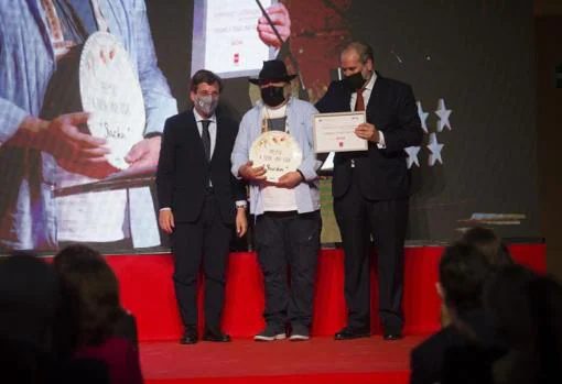 Sacha Hormaechea recogió su premio en reconocimiento a su trayectoria profesional en Madrid. En la imagen junto al alcalde de Madrid y Luis Suárez de Lezo
