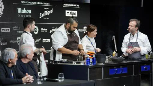 El chef Nacho Manzano, a la derecha, durante una ponencia en Madrid Fusión