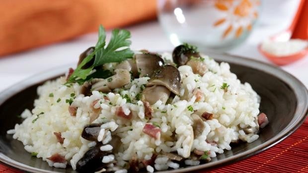 Prepara esta fácil receta de arroz con setas y jamón