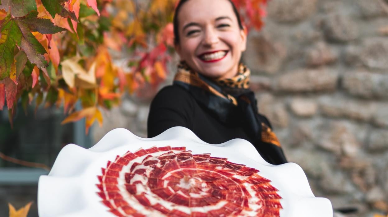 Raquel Acosta, cortadora profesional de jamón y 'hamfluencer'