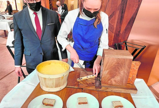 En ADMO sirven pan con mantequilla del pueblo del chef Alain Ducasse