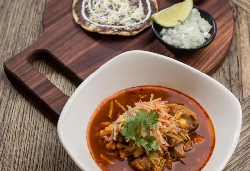 Pozole, caldo de maíz con carne de cerdo y chile guajillo en Tepic