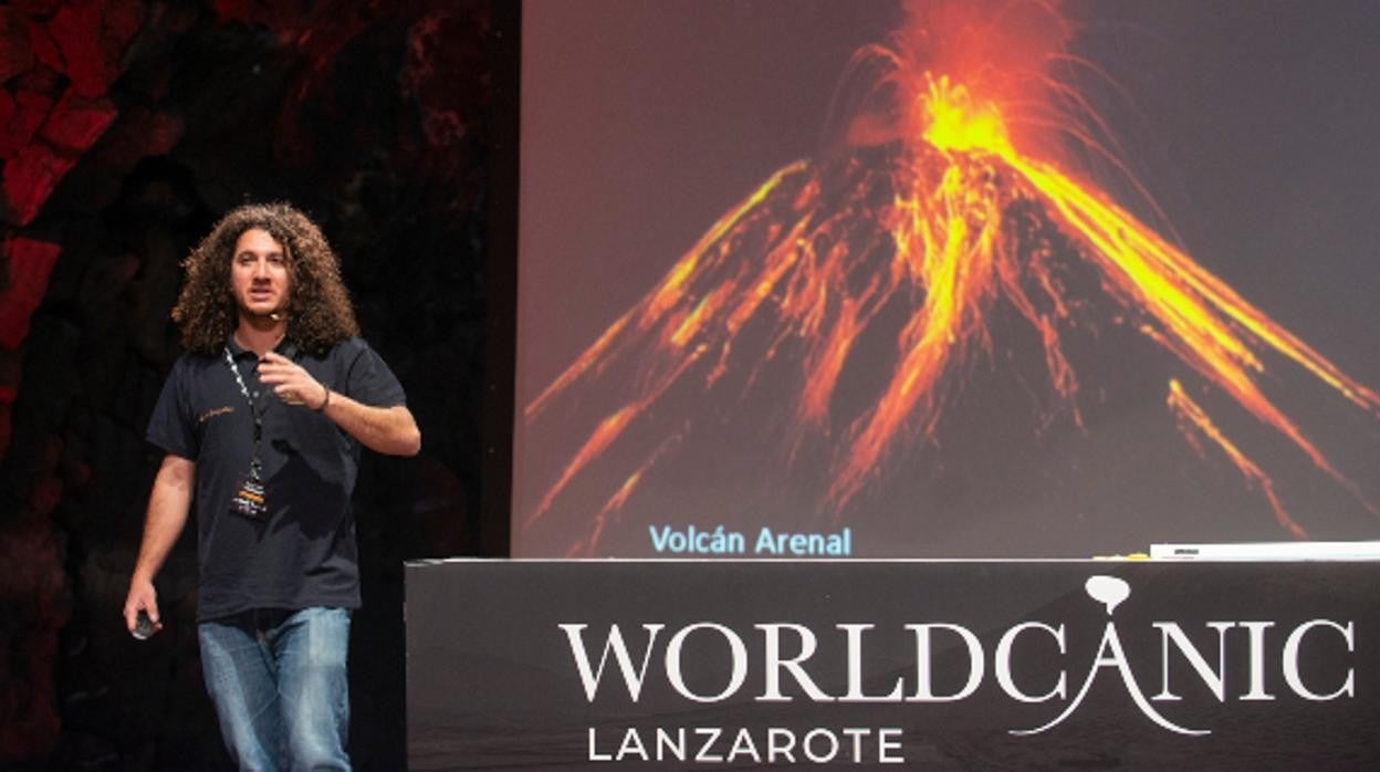 Gino González sobre el escenario de Worldcanic Lanzarore