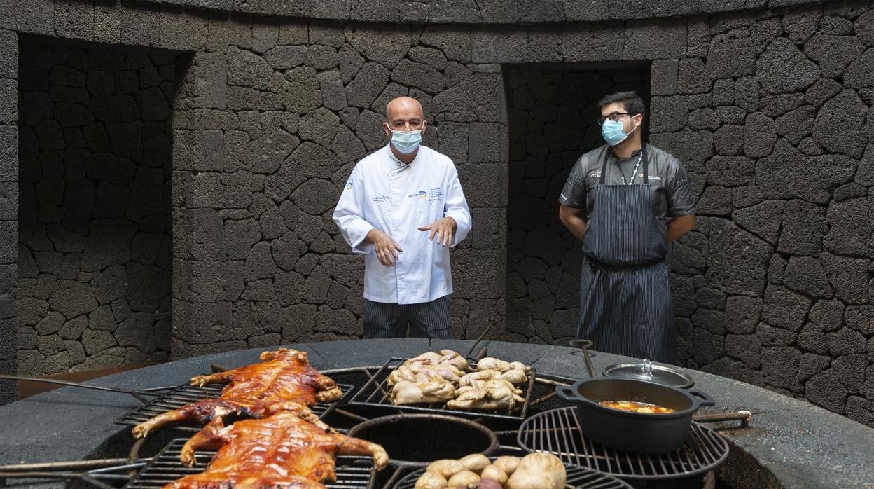 El restaurante El Diablo es el único de la isla donde se cocina directamente de la tierra