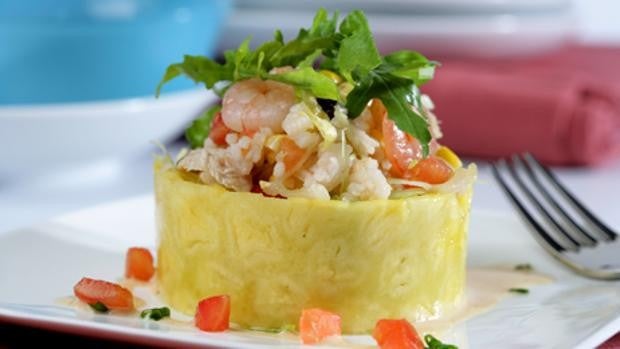 Déjate sorprender por esta ensalada de piña con arroz y atún