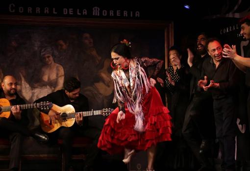 La artista Belén López bailando sobre el escenario del Corral de la Morería