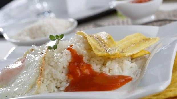 El clásico arroz a la cubana pero con un toque especial: el plátano